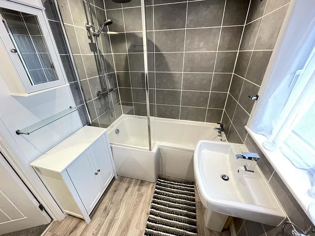 3 bedroom mid terrace house To Let in Barnoldswick - Bathroom